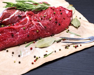 kahverengi kraft kağıt üzerinde çiğ Dana bonfile 