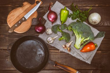 boş siyah dökme demir tava ve taze sebze 