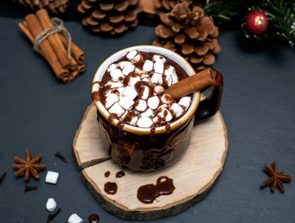 Hot chocolate with white marshmallow — Stock Photo, Image