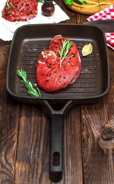 Stuk rauwe rundsvlees met kruiden — Stockfoto