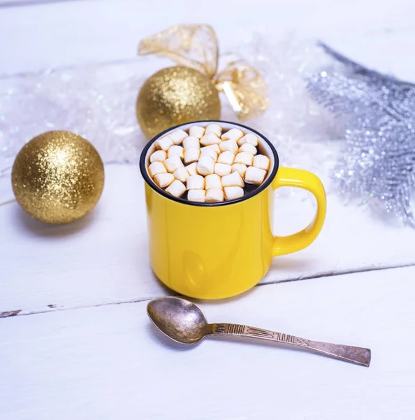 Heiße Schokolade mit Marshmallows in einer gelben Tasse und Weihnachten zu — Stockfoto