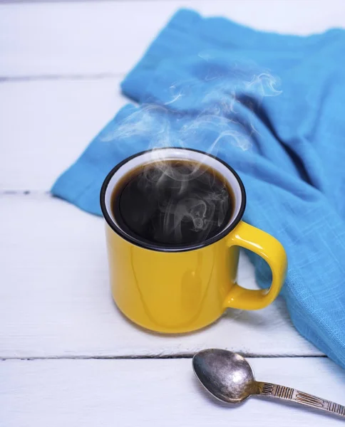 Yellow cup with black hot coffee — Stock Photo, Image