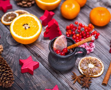 kahverengi bir seramik bardak mulled şarap 