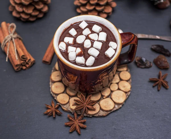 Hot chocolate with white marshmallow slices — Stock Photo, Image