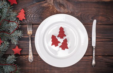 Beyaz seramik tabak ve vintage çatal ve bıçak yuvarlak 