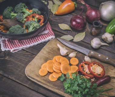 havuç bir ahşap mutfak tahta üzerine dilimlenmiş 