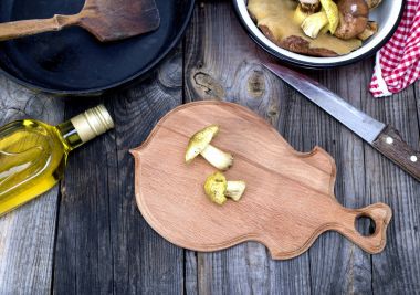 taze yenilebilir yabani mantar, zeytin yağı ve siyah kızartma tavası 