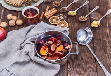 bir tencere ve demir kaşıkları malzemelerle mulled şarap 