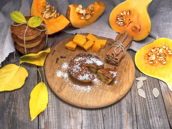 Pumpkin muffins and fresh pumpkin — Stock Photo, Image