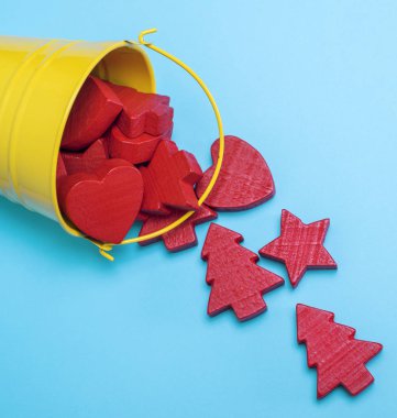 demir sarı kova kırmızı ahşap rakamları ile