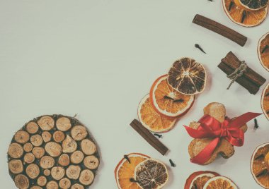 Beyaz ahşap Festival arka plan kurutulmuş meyve dilimleri ile ve 