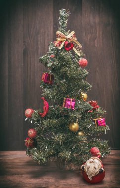 Ahşap bir arka planda Noel ağacı