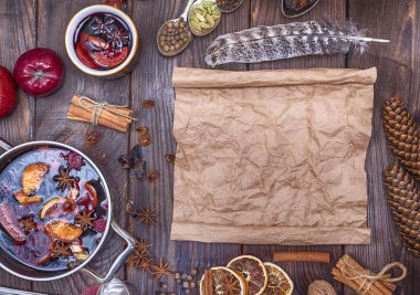 bir demir güveç içinde mulled şarap 