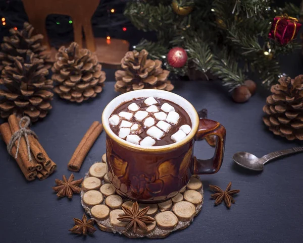 Chocolate caliente con malvaviscos en una taza marrón — Foto de Stock