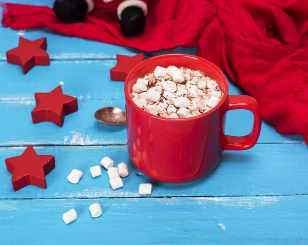 Heiße Schokolade mit Marshmallows im roten Keramikbecher — Stockfoto