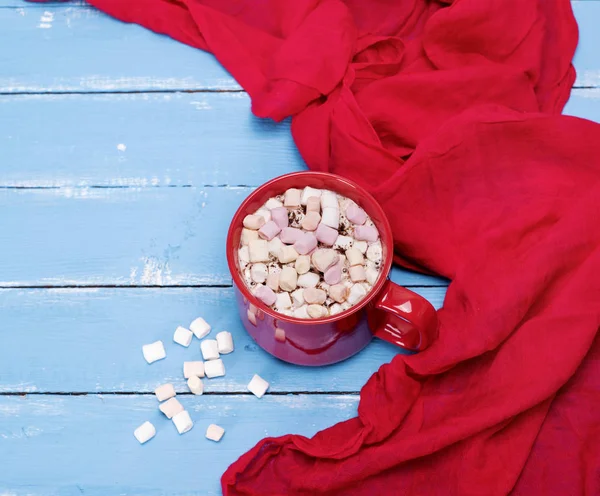 Warme chocolademelk met marshmallows in een rode keramische mok — Stockfoto