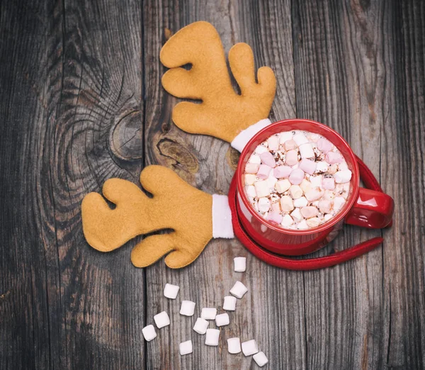 Varm choklad med marshmallow i en röd mugg — Stockfoto