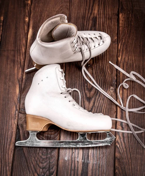 Een paar witte lederen vrouwelijke schaatsen — Stockfoto