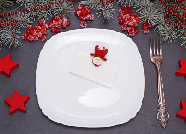 Квадратная белая пустая тарелка и вилка — стоковое фото