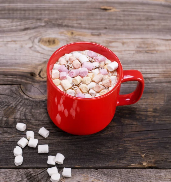 Cokelat panas dengan marshmallow dalam cangkir keramik merah — Stok Foto