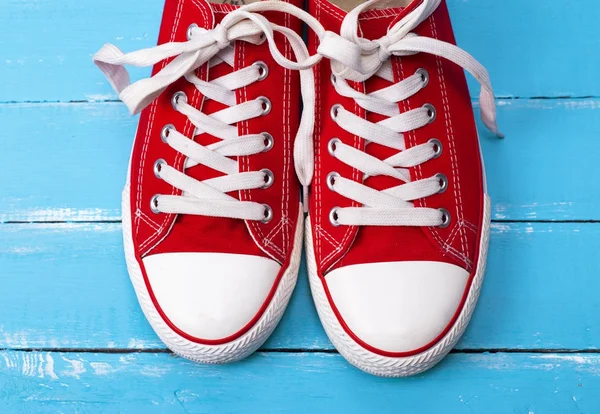 Пара червоних текстильних кросівок з білими шнурками — стокове фото