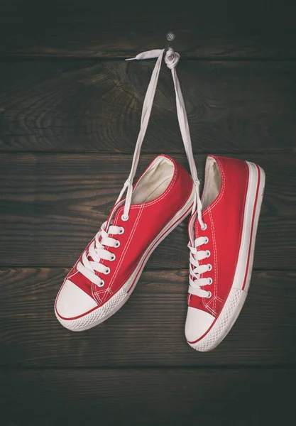 Ett par gamla röda sneakers — Stockfoto