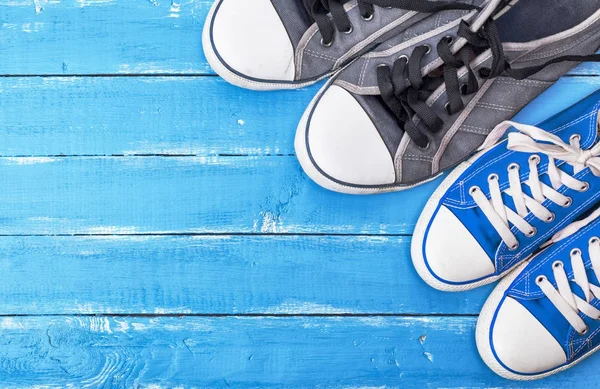 Twee paren van sneakers van textiel blauw — Stockfoto
