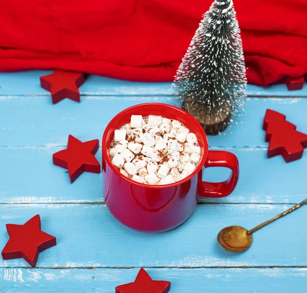Heiße Schokolade mit Marshmallow im roten Keramikbecher — Stockfoto