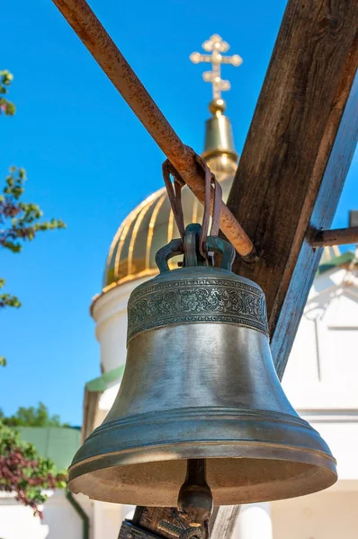 Koperen bell op de achtergrond van de kerk — Stockfoto