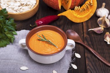 bir seramik tabak içinde balkabağı çorbası 