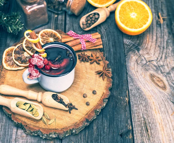 Bir demir mavi kupa mulled şarap