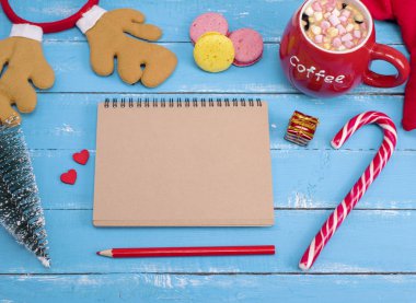 Kağıt defter ve sıcak çikolata hatmi ile