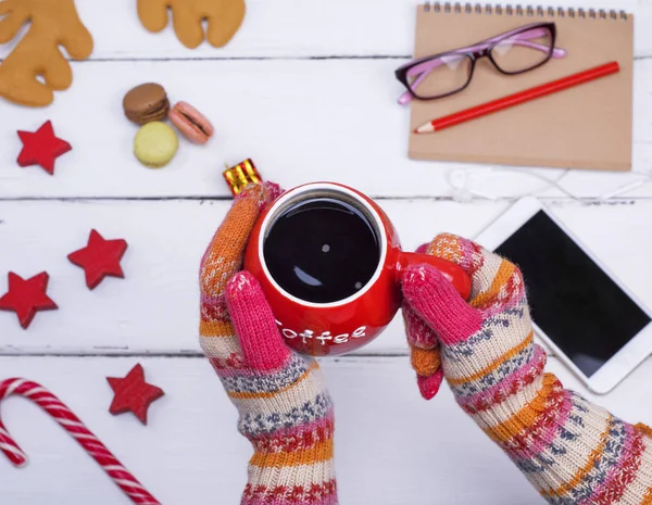 Rote Tasse schwarzen Kaffee in weiblichen Händen — Stockfoto