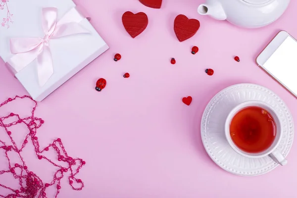 Fundo rosa com uma xícara de chá em uma xícara branca — Fotografia de Stock