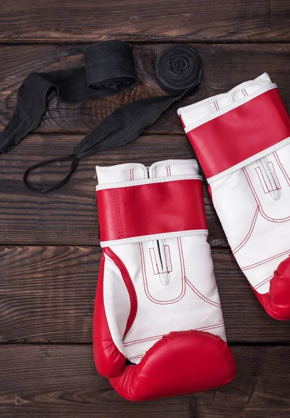Boxerské rukavice a černé obvaz — Stock fotografie