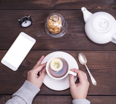 siyah çay ve limon ile beyaz seramik kupa