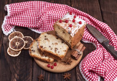 dikdörtgen meyveli kek dilimler halinde kesin 