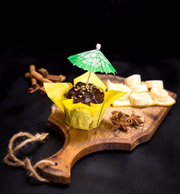  Sarı kağıt Muffin çikolata ile sarılmış