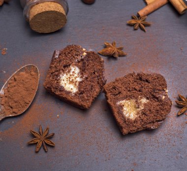 bir dolgulu çikolatalı kek ortadan ikiye kesilir 