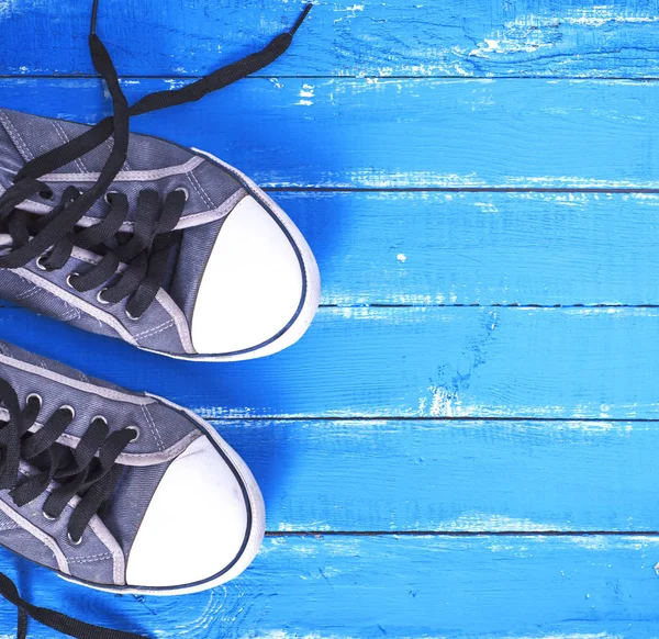 Par blå textil skor med lös vita skosnören — Stockfoto