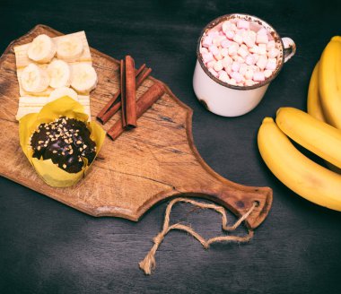 sıcak çikolata şekerleme ve çikolatalı kek ile