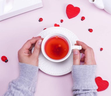 Kartopu kadın elinde fincan çay uzuvlar ile 