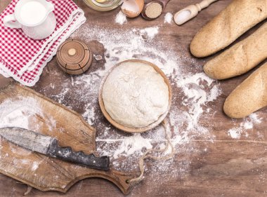 buğday ekmek ve rulolar bir ahşap kase için hamur mayaları 