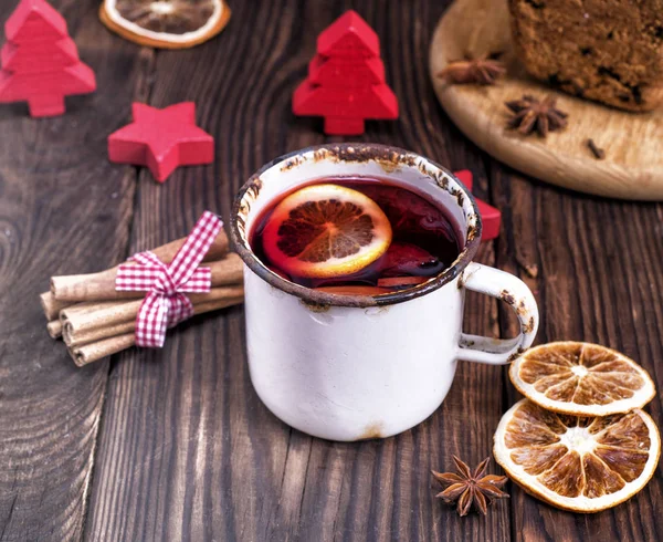 Glühwein im weißen Eisenkrug — Stockfoto