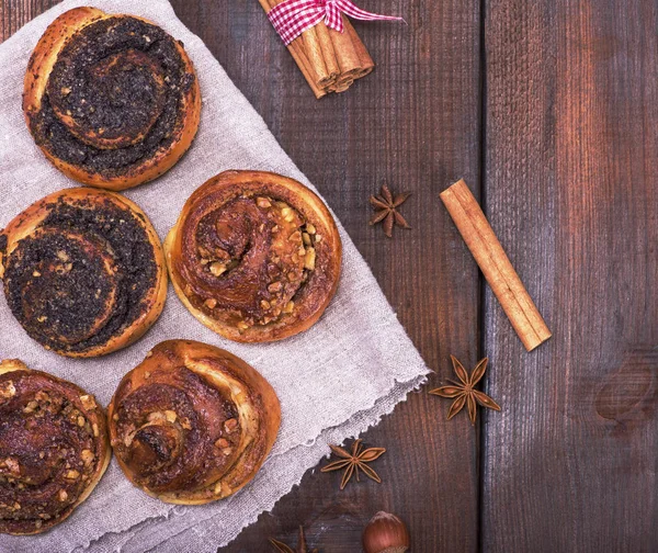 Runde Mohn- und Nussbrötchen — Stockfoto