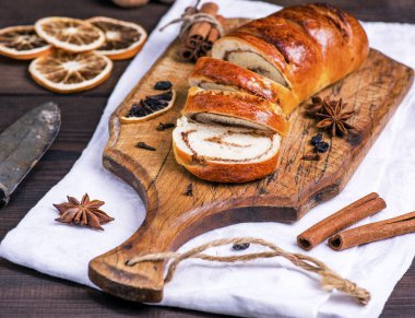 pişmiş rulo tarçın ve fındık ile 