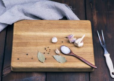 ahşap kesme tahtası kaşık tuz ve sarımsak ile