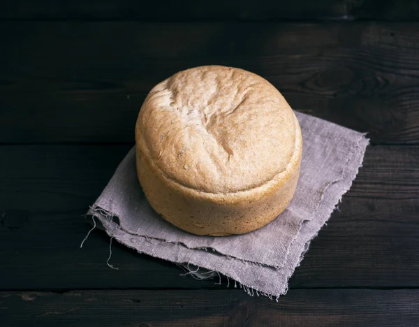 Pão de levedura redondo assado de farinha de trigo branco — Fotografia de Stock