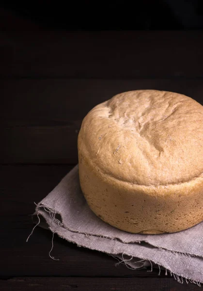 Pão redondo feito de farinha de trigo — Fotografia de Stock