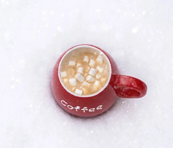 Xícara vermelha com café quente e marshmallow — Fotografia de Stock